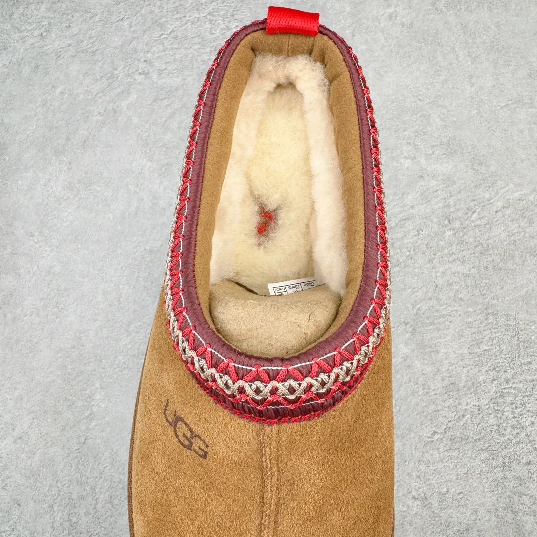 Pick up locally💰520 UGG 2553 ethnic style half-mug autumn and winter sheep fur integrated snow boots. All shoes are made from ZP. Longfeng A-grade Australian imported sheep fur integrated brand OEM production line. Fully follow the ZP process. OEM original pattern maker. Adhering to the principle of no original shoes and no development selection. Pay attention to every detail. The most authentic version on the market TREADLITE "Light Wing" technology outsole. Lightweight/durable/flexible/pile size: 35 36 37 38 39 40 Coding: by2936070